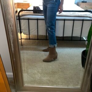 Women’s Universal Thread size 7 1/2 ankle brown boots.Great condition.